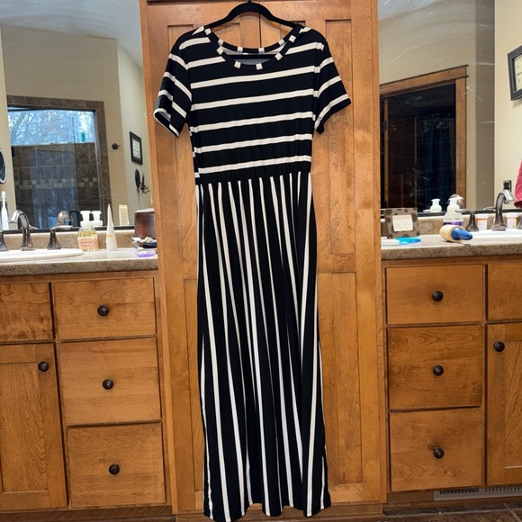 Chic Striped Maxi Dress in Black and White - Picture 5 of 10